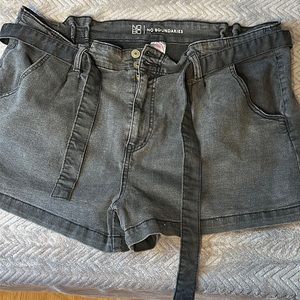 No Boundaries women’s plus XXL (19) faded black shorts with belt